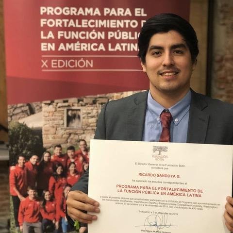 Ricardo Sandoya con su diploma de la Fundación Botín