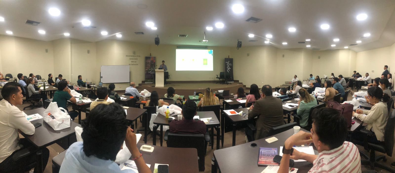 Ricardo Sandoya dando una conferencia en ESPOL