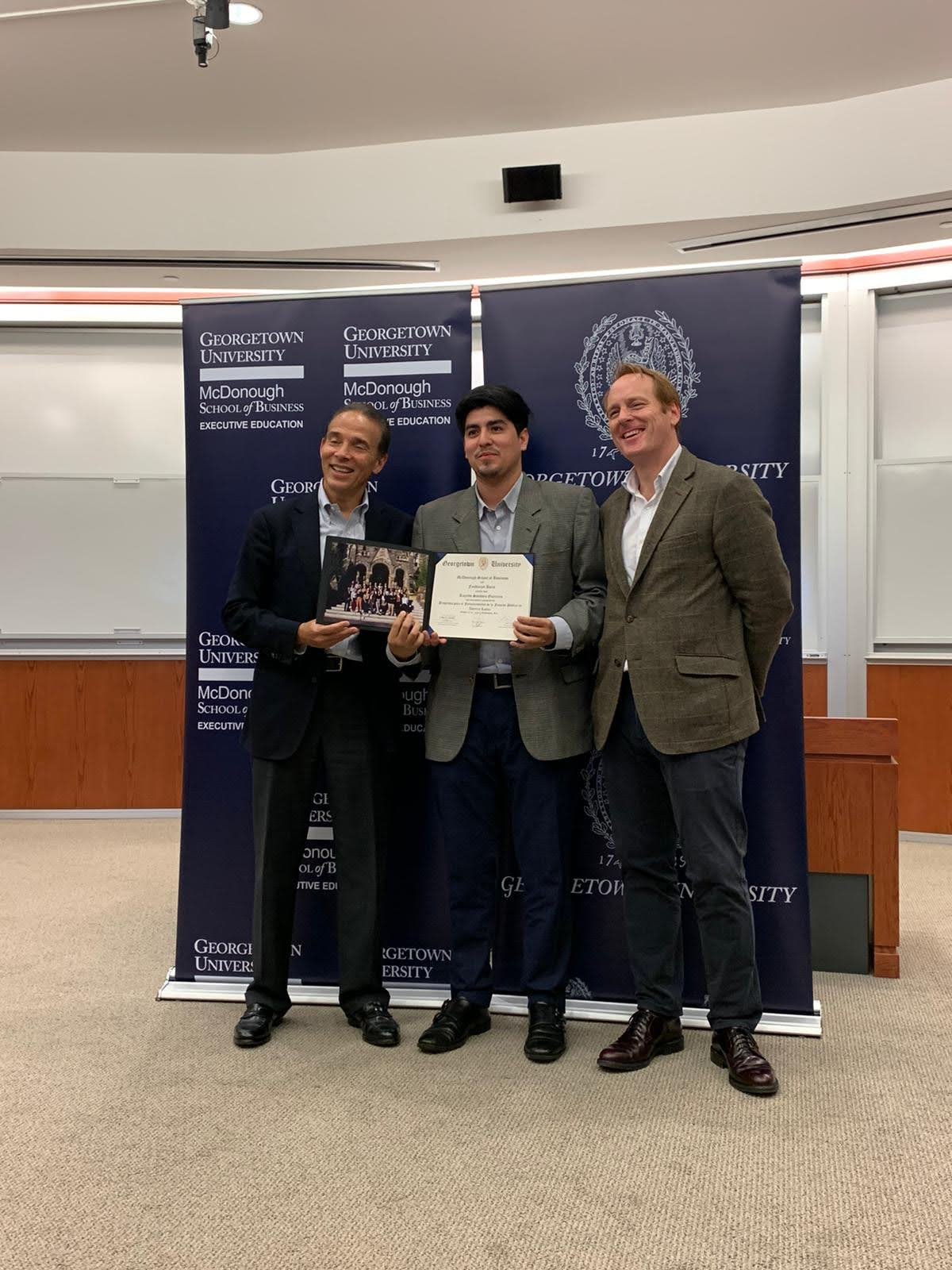 Ricardo Sandoya recibiendo su diploma en Georgetown University
