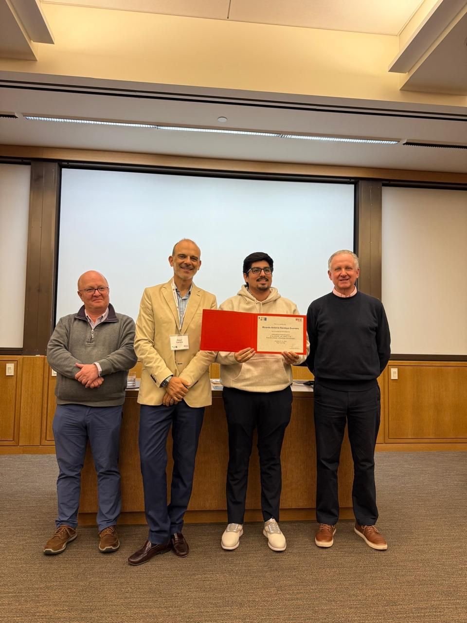 Ricardo Sandoya recibiendo su certificado de IESE Business School en Nueva York